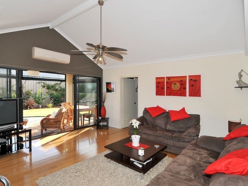 15 Bookleaf Loop, Halls Head WA 6210