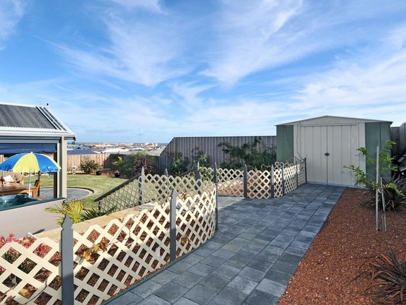 15 Bookleaf Loop, Halls Head WA 6210