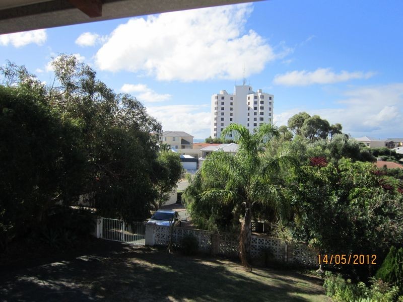 9 Valley Road, Halls Head WA 6210