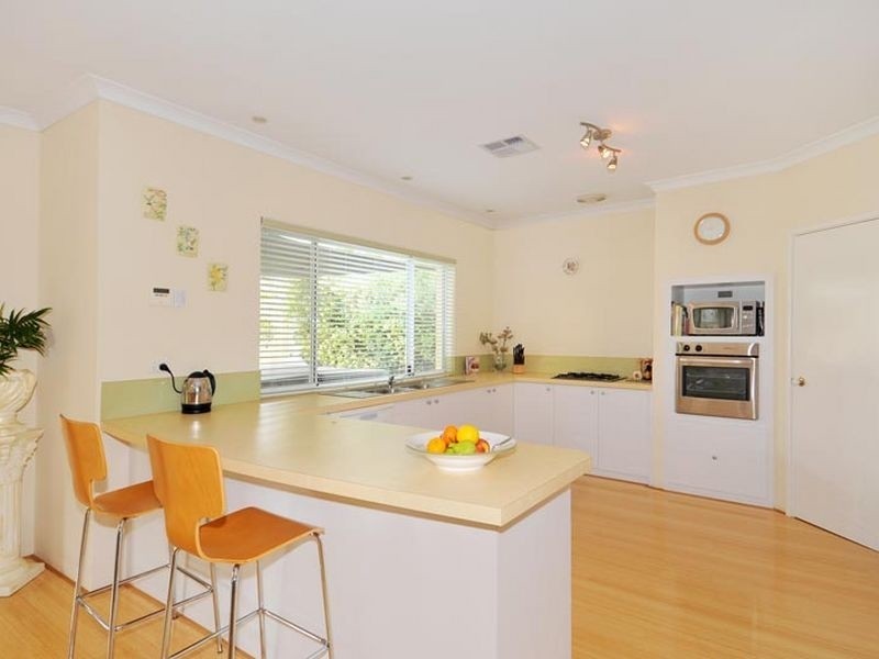 13 Muntries Place, Halls Head WA 6210