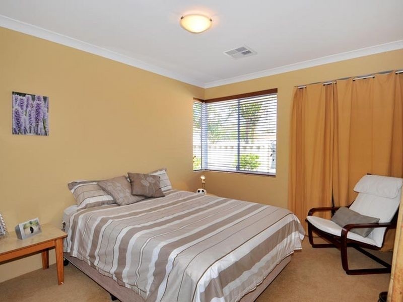 13 Muntries Place, Halls Head WA 6210