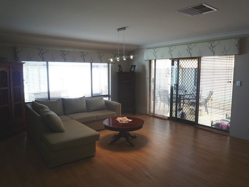 5 Pineknoll Gardens, Meadow Springs WA 6210