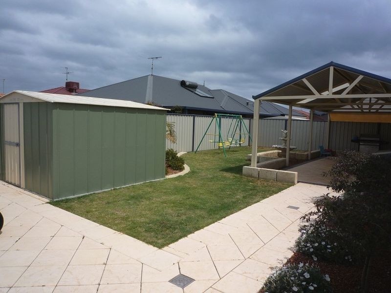 5 Pineknoll Gardens, Meadow Springs WA 6210