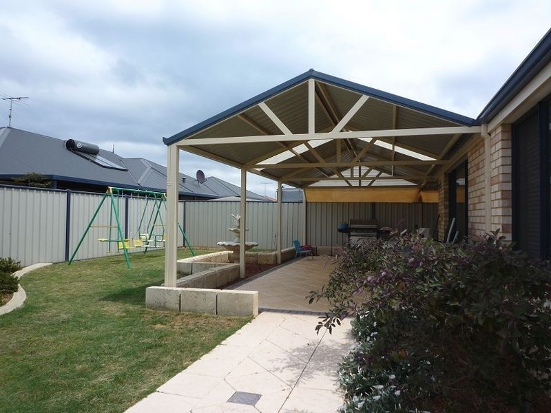 5 Pineknoll Gardens, Meadow Springs WA 6210