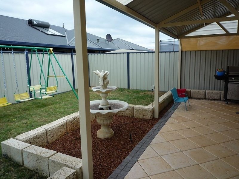 5 Pineknoll Gardens, Meadow Springs WA 6210