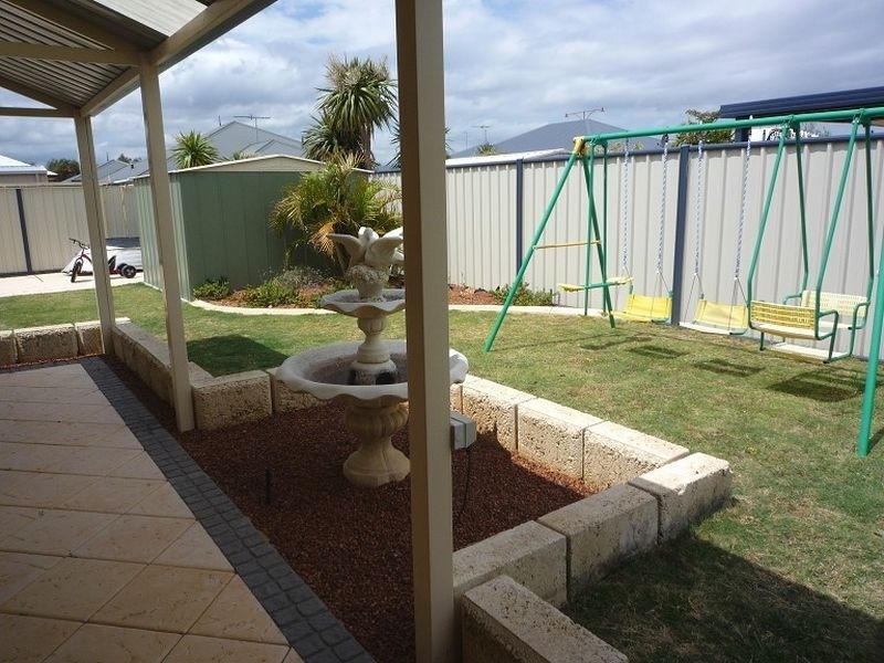5 Pineknoll Gardens, Meadow Springs WA 6210
