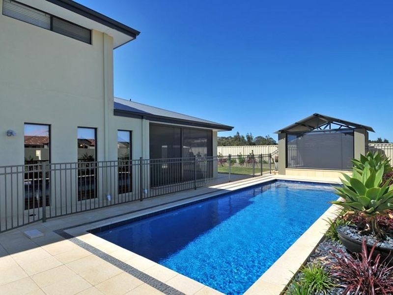 8 Lady Stirling Parade, Madora Bay WA 6210