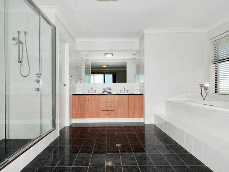 8 Lady Stirling Parade, Madora Bay WA 6210