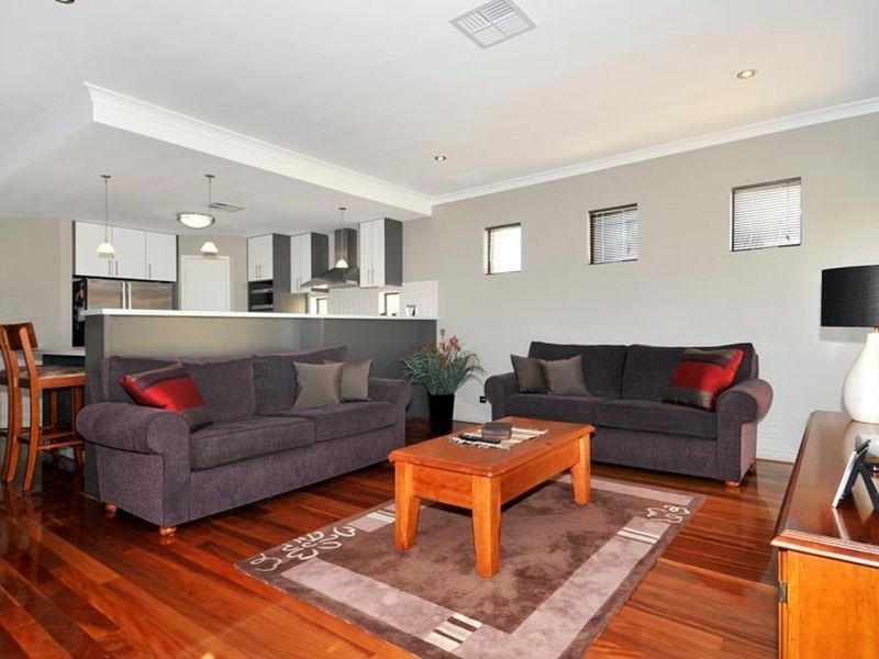 8 Lady Stirling Parade, Madora Bay WA 6210