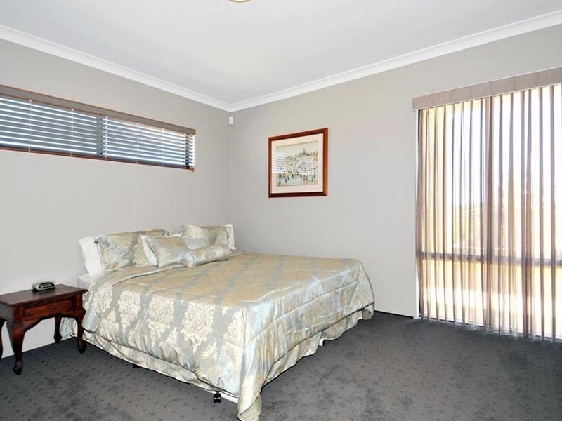 8 Lady Stirling Parade, Madora Bay WA 6210