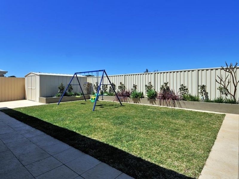 8 Lady Stirling Parade, Madora Bay WA 6210