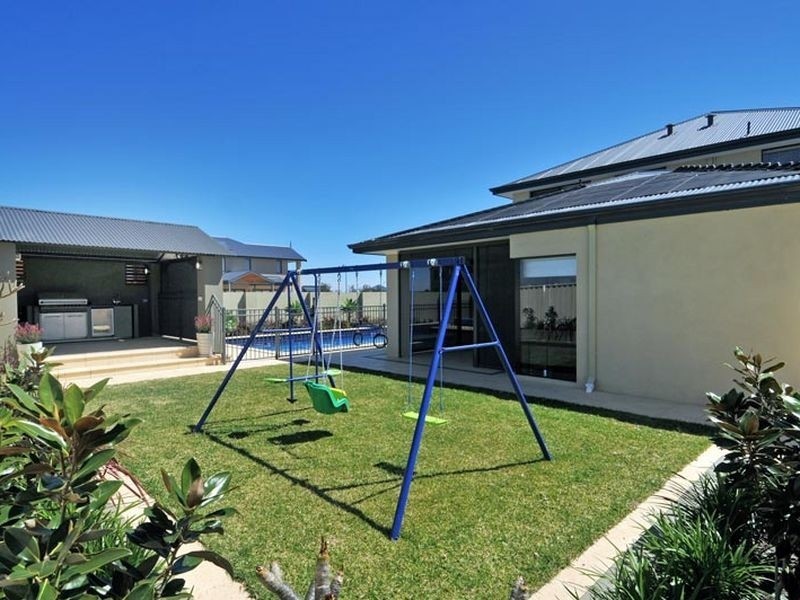 8 Lady Stirling Parade, Madora Bay WA 6210