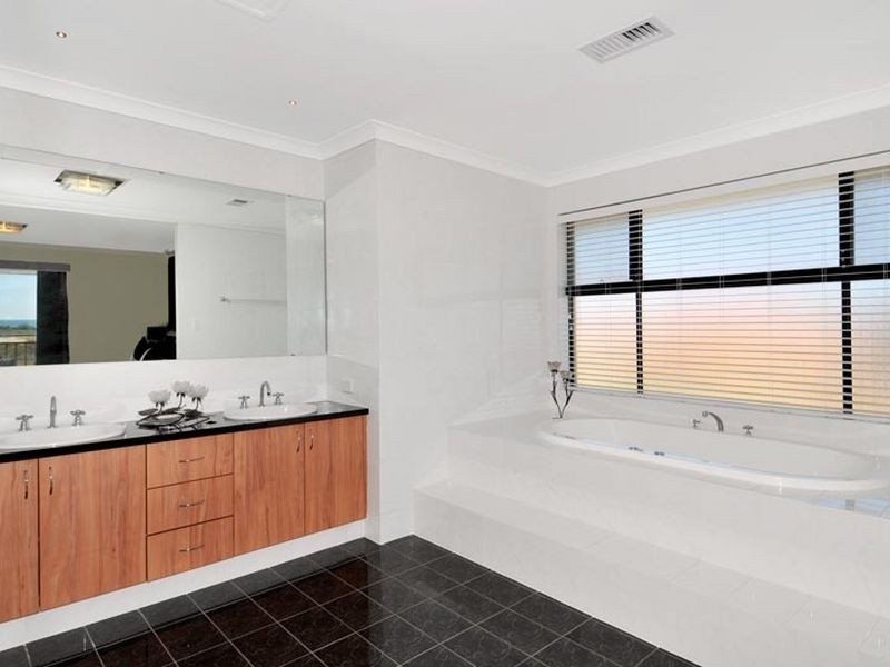 8 Lady Stirling Parade, Madora Bay WA 6210