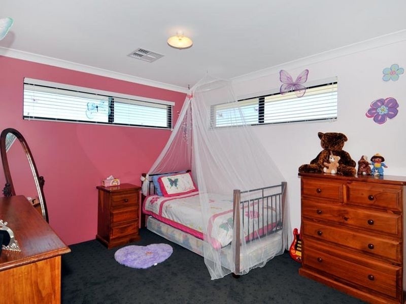 8 Lady Stirling Parade, Madora Bay WA 6210