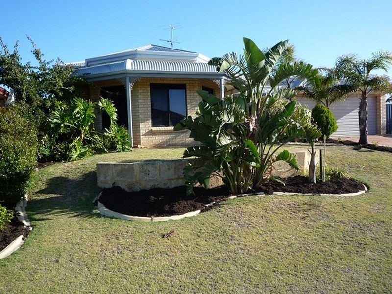 32 Floribunda Avenue, Halls Head WA 6210