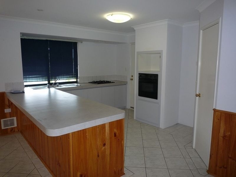 32 Floribunda Avenue, Halls Head WA 6210