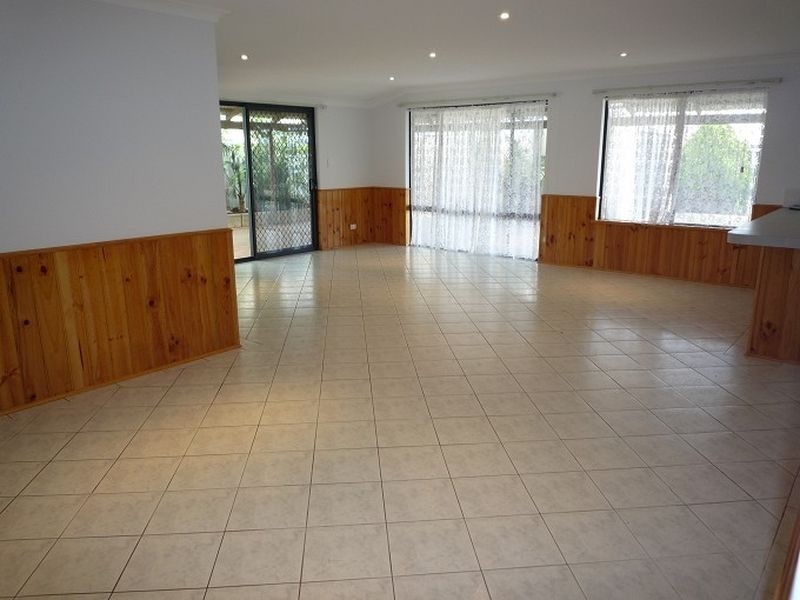 32 Floribunda Avenue, Halls Head WA 6210