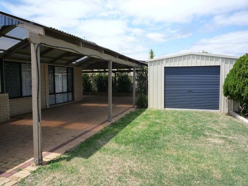 32 Floribunda Avenue, Halls Head WA 6210