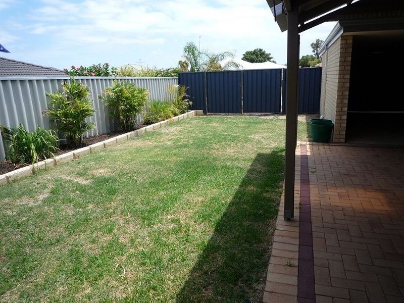 32 Floribunda Avenue, Halls Head WA 6210