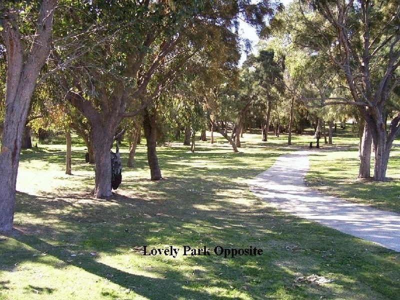 32 Floribunda Avenue, Halls Head WA 6210