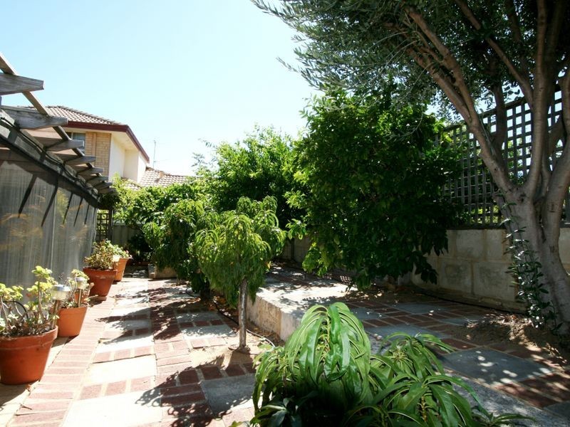 25A Janis Street, Halls Head WA 6210