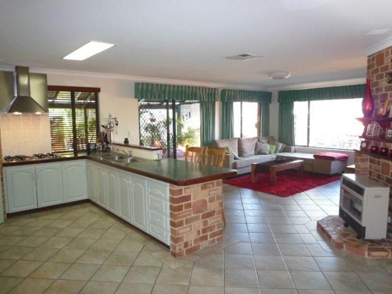 4 Rosebud Place, Halls Head WA 6210