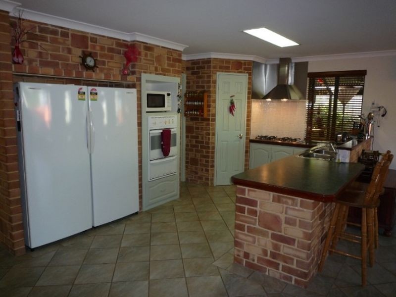 4 Rosebud Place, Halls Head WA 6210