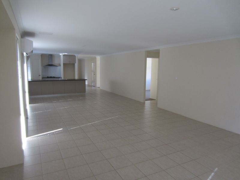 18 Sequin Close, Meadow Springs WA 6210