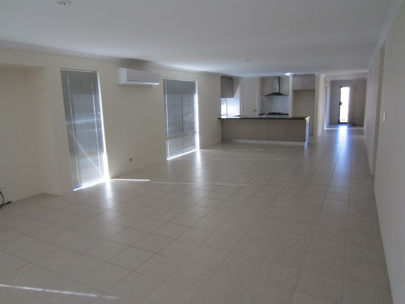 18 Sequin Close, Meadow Springs WA 6210