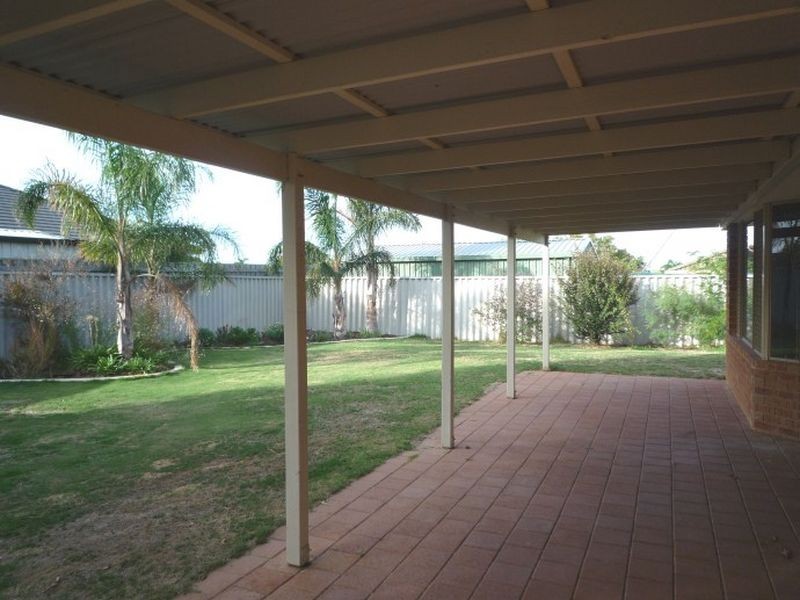 25 Floribunda Avenue, Halls Head WA 6210