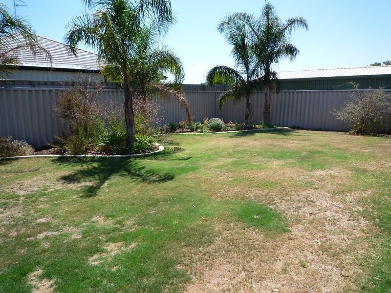 25 Floribunda Avenue, Halls Head WA 6210