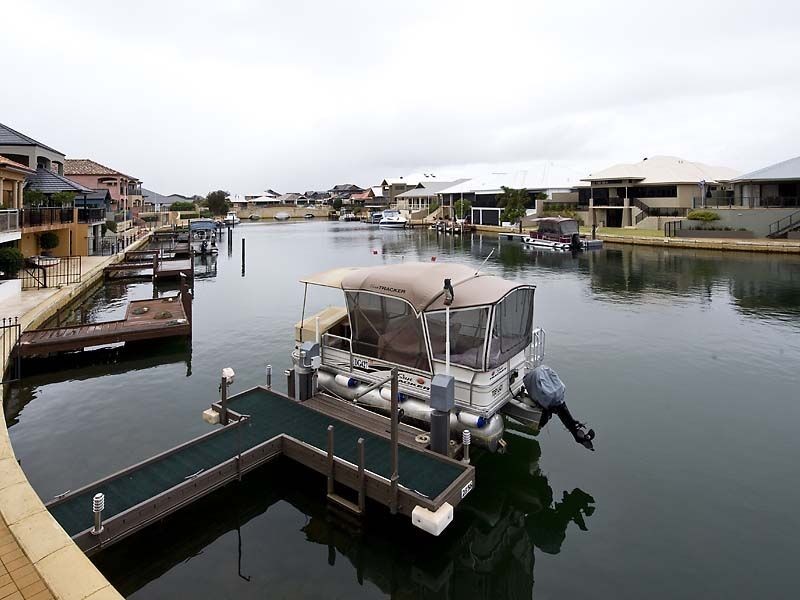 8 Syrenka Turn, Halls Head WA 6210