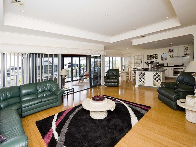 8 Syrenka Turn, Halls Head WA 6210
