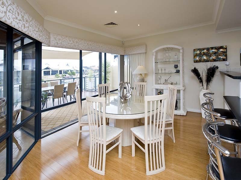 8 Syrenka Turn, Halls Head WA 6210