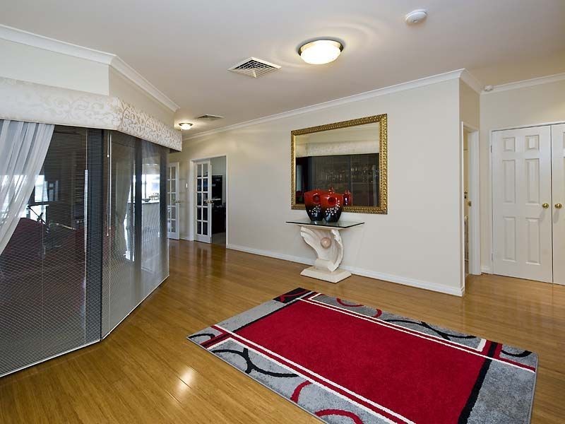 8 Syrenka Turn, Halls Head WA 6210