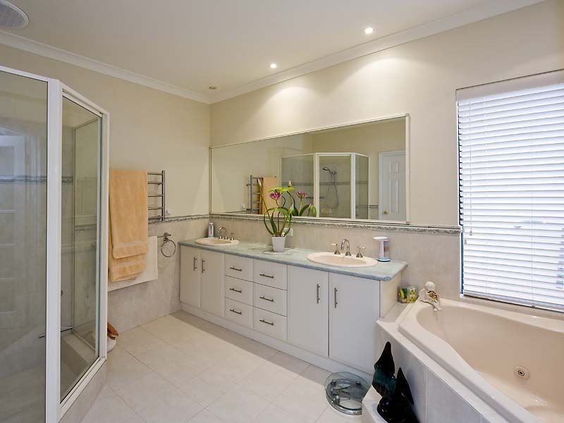 8 Syrenka Turn, Halls Head WA 6210