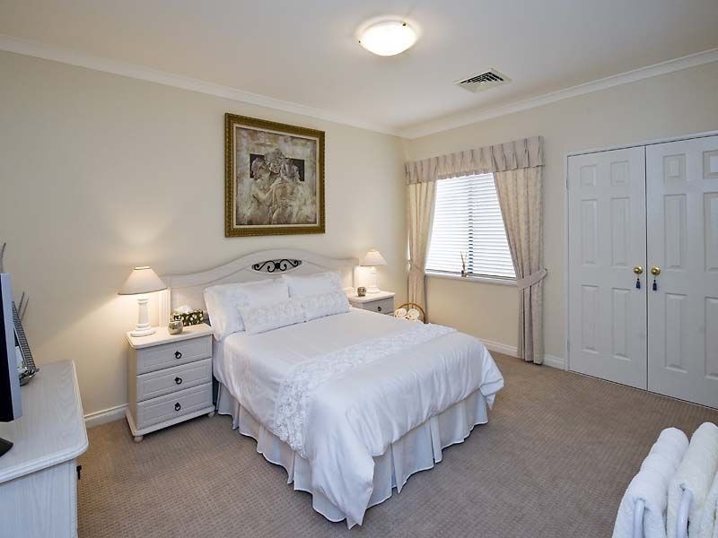 8 Syrenka Turn, Halls Head WA 6210