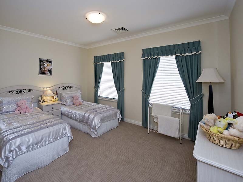 8 Syrenka Turn, Halls Head WA 6210