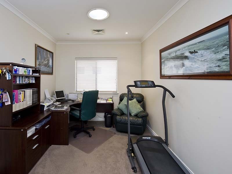 8 Syrenka Turn, Halls Head WA 6210