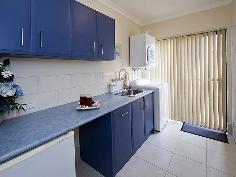 8 Syrenka Turn, Halls Head WA 6210
