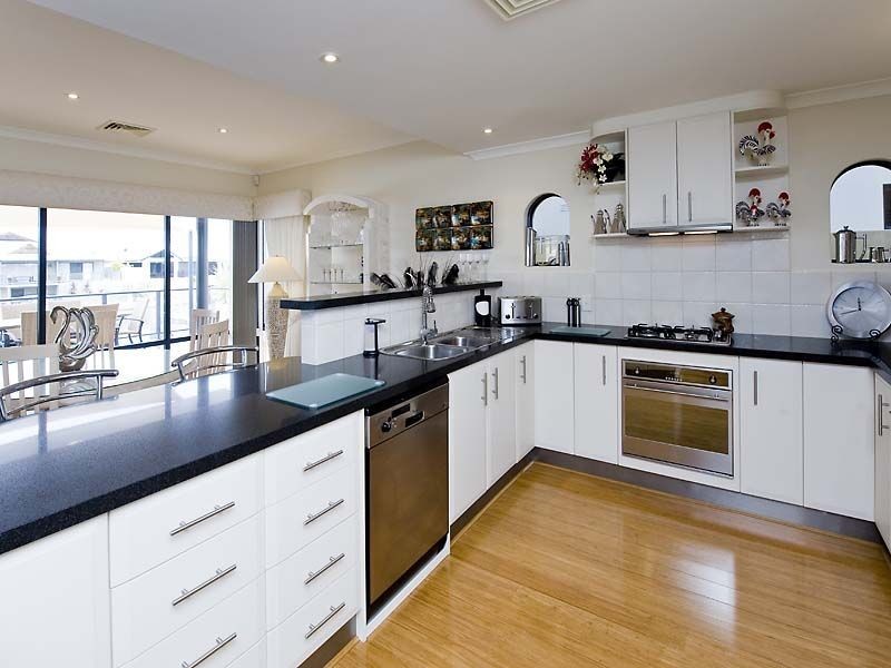 8 Syrenka Turn, Halls Head WA 6210