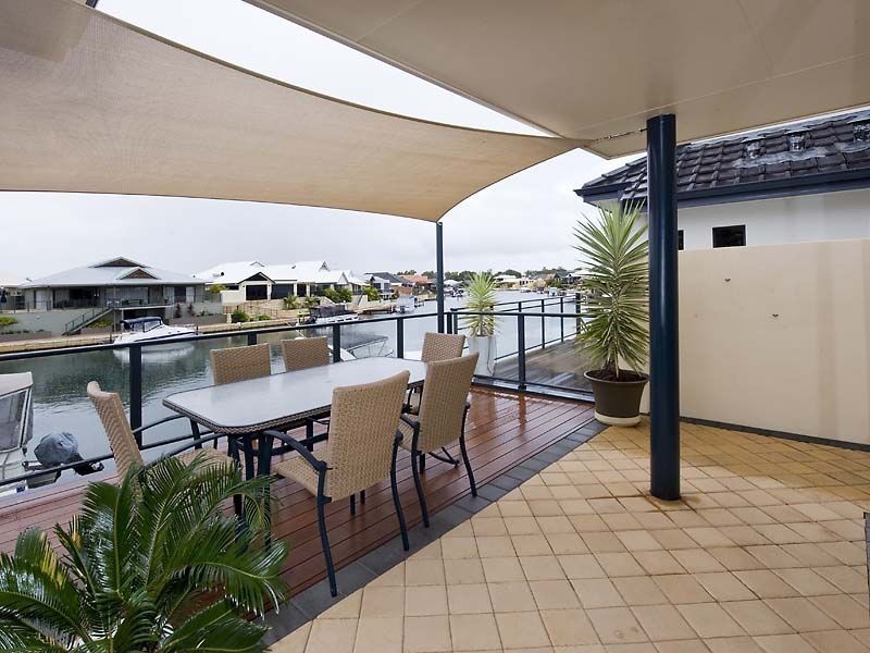 8 Syrenka Turn, Halls Head WA 6210