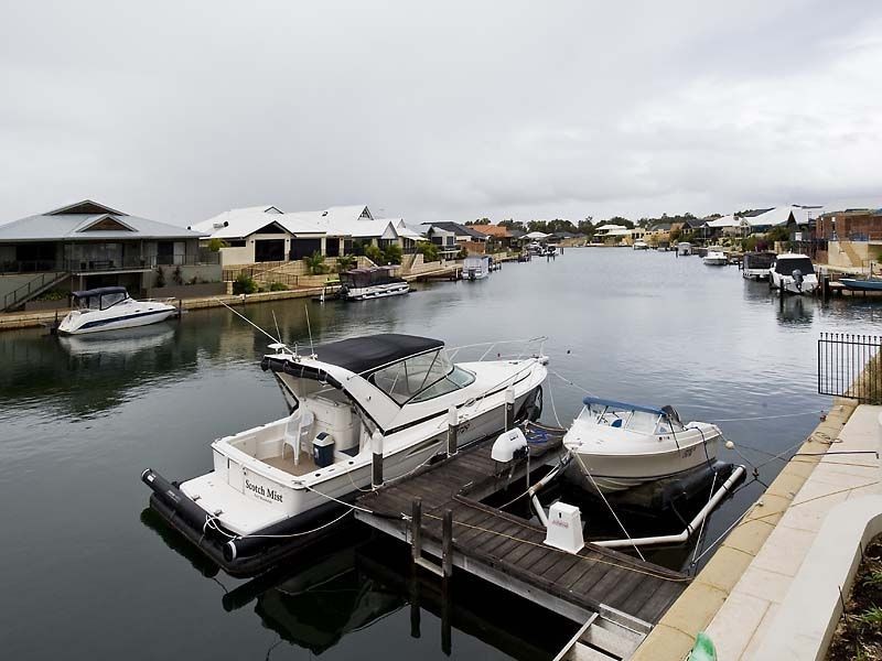 8 Syrenka Turn, Halls Head WA 6210
