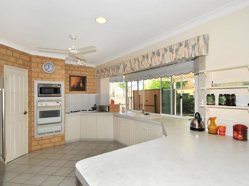 9 Neptune Place, Halls Head WA 6210