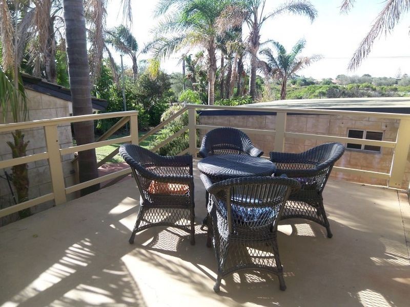 100 Janis Street, Halls Head WA 6210