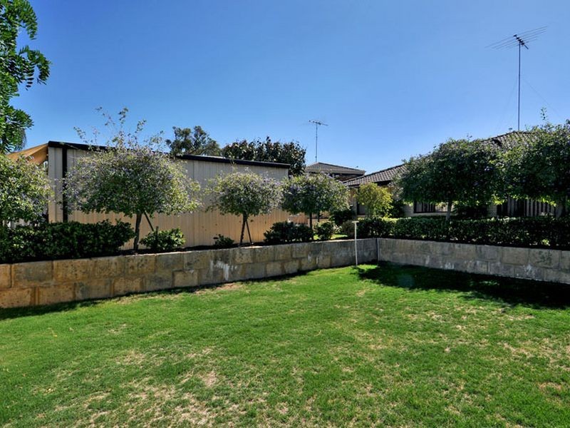16 Lambourne Place, Halls Head WA 6210