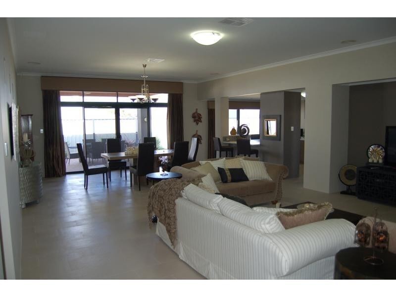 2 Emerald Pass, Meadow Springs WA 6210