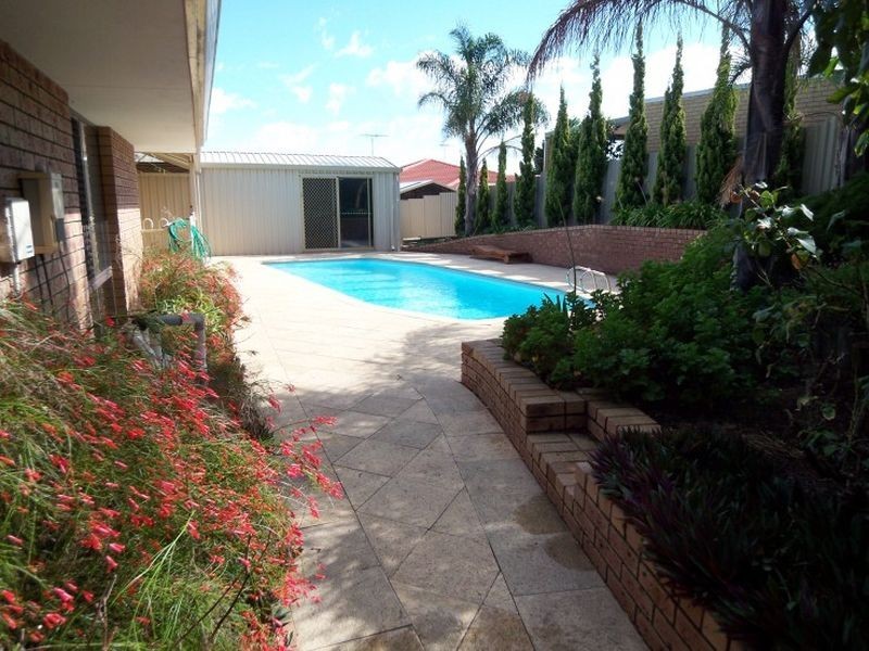 26 Oaklands Avenue, Halls Head WA 6210