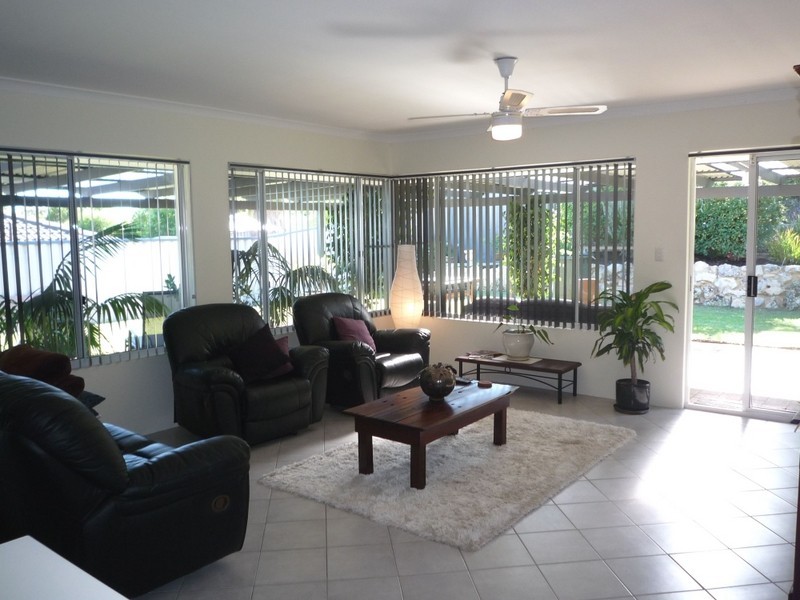 30 Silvertop Avenue, Halls Head WA 6210