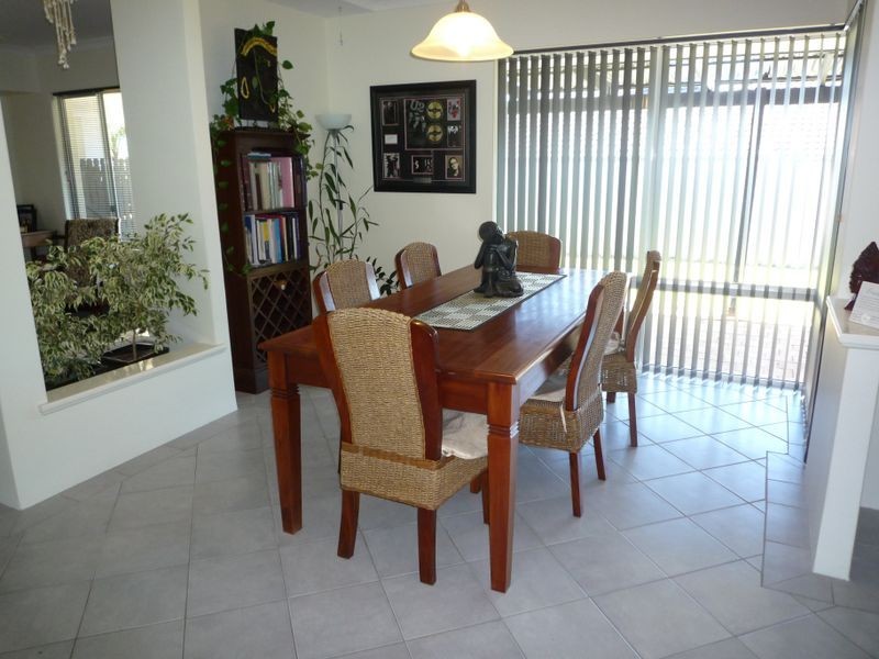 30 Silvertop Avenue, Halls Head WA 6210
